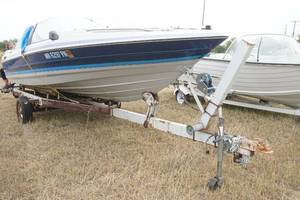 lot 70 image: 1989 Bay liner boat and trailer