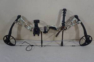 lot 17 image: Diamond Infinite Edge RH Compound Bow - 60#26 - Apex Sight