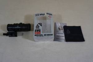 lot 24 image: UTG SCP-MF3WEQS Integral QD Mount 3X Magnifier