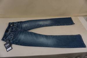 lot 104 image: Silver Tuesday Low Rise Slim Boot Jeans -W24 L31