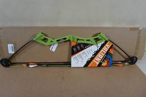 lot 135 image: Bear Youth Compound Bow Archery Set -Valiant