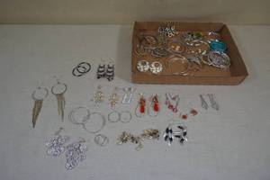 lot 153 image: Assorted Earrings