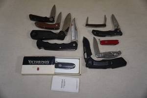 lot 220 image: Assorted Pocket Knives -Winchester, Schrade, Buck, Swiss Army, Gerber