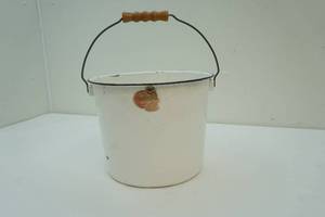 lot 3 image: vintage enamelware bucket