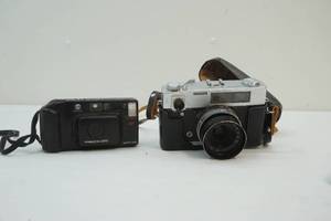 lot 17 image: vintage cameras