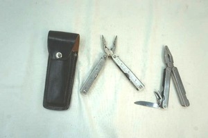 lot 29 image: multi-tools