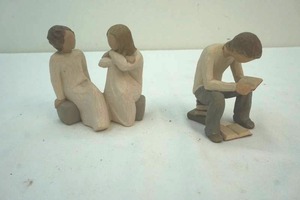 lot 34 image: Willow Tree figurines