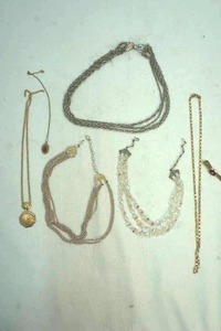 lot 39 image: jewelry-necklaces