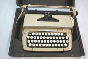 lot 43 image: Deville DEluxe SMith & Corona typewriter