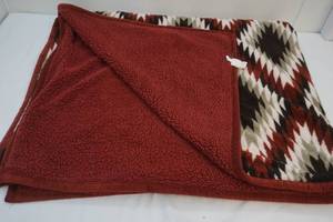 lot 44 image: Members Mark plush throw blanket