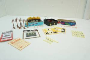 lot 108 image: HO scale electric train accessories