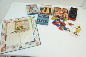 lot 135 image: assortment of vintage games