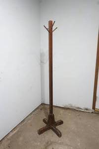 lot 168 image: coat rack