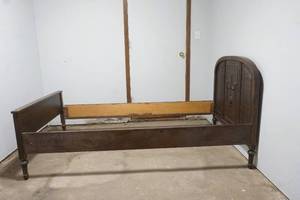 lot 172 image: antique twin bed