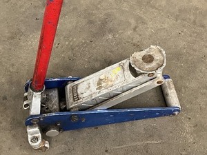 lot 14 image: Floor Jack