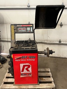 lot 4 image: 2008 Ranger DST-1000 Commercial Tire Balancer Machine