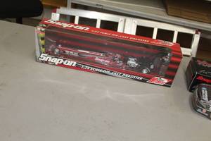 lot 854 image: Doug Herbert Snap-on Top Fuel Dragster 124-Scale Diecast Collectible  by  Racing Champions