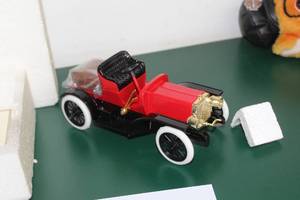 lot 955 image: 1907 John Deere Type B Motor Car Replica