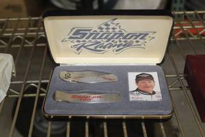 lot 966 image: Snap-on Racing Dale Earnhardt Pocket Knife Set 2-piece (in original packaging)