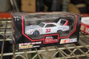 lot 962 image: #32 Bestline Products 1970 Pontiac Superbird Stock Car 118-Scale Diecast Adult Collectible  by  Racing Champions