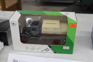 lot 906 image: John Deere 1931 Hawkeye Crate Delivery Truck 134-Scale Diecast Metal Locking Coin Bank