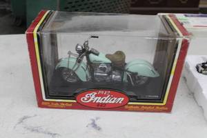 lot 908 image: 1942 Indian 442 Motorcycle 110-Scale Diecast Collectible
