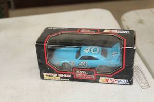 lot 867 image: Richard Petty #40 Plymouth 1970 Plymouth Superbird Stock Car 143-Scale Diecast Adult Collectible  by  Racing Champions