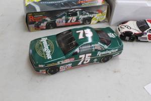 lot 861 image: 1997 #75 Remington Race Car Tin (in original packaging)