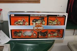 lot 926 image: Harley-Davidson FLTR Road Glide 118-Scale Special Edition Diecast Metal Collector Set  by  Maisto