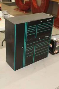 lot 903 image: Snap-on Wall-Mount Tool Cabinet