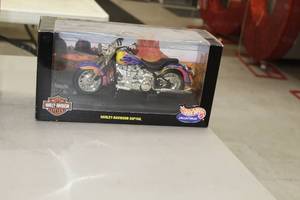 lot 904 image: Harley-Davidson Softail Motorcycle 110-Scale Collectible  by  Hot Wheels Collectibles