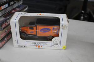 lot 917 image: Supermix 1931 Delivery 134-Scale Diecast Metal Bank  by  Ertl