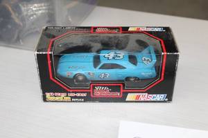 lot 893 image: Richard Petty #43 Plymouth 1970 Plymouth Superbird Stock Car 143-Scale Diecast Adult Collectible  by  Racing Champions