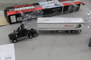 lot 931 image: Aeromax Tractor Trailer 136-Scale Collectible  by  Snap-on