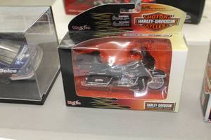 lot 942 image: 2005 Harley-Davidson Ultra Classic Motorcycle 118-Scale Diecast Collectible  by  Maisto