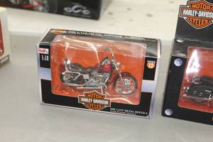 lot 943 image: 2001 Harley-Davidson FXDWG Dyna Wide Glide Motorcycle 118-Scale Diecast Collectible  by  Maisto