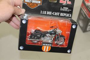 lot 944 image: 2001 Harley-Davidson FLHRC Road King Classic Motorcycle 118-Scale Diecast Collectible  by  Maisto