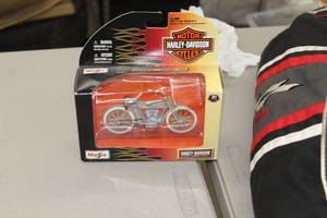 lot 948 image: 1909 Harley-Davidson Twin 5D V-Twin Motorcycle 118-Scale Diecast Replica Motorcycle  by  Maisto