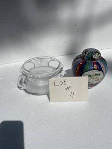 lot 11 image: Vintage Bear glass bowl, asian compote dish