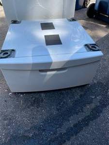 lot 18 image: NEW Samsung White Pedestal Drawer For Under Washer Or Dryer