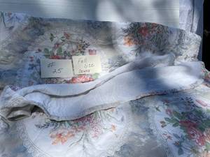 lot 25 image: Beautiful Full Size Spread, Newer, Floral Pattern-White, Beige, Pink, Peach & Blue.