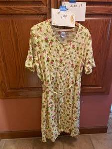 lot 144 image: Dress Size 18 Light Yellow With Pink Flowers, Tie At The Waist, Short Sleeves