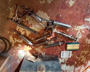 lot 133 image: Vintage Vet Supplies