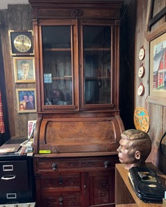 lot 90 image: Vintage Desk