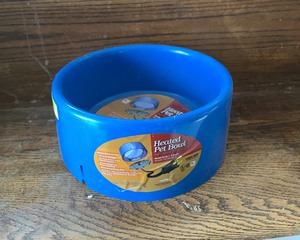 lot 84 image: Heated Pet Bowl