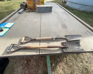 lot 79 image: Spade Shovels