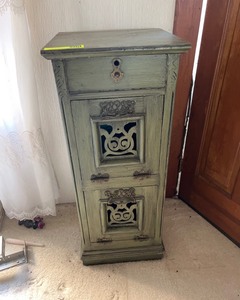 lot 128 image: Wood Stand