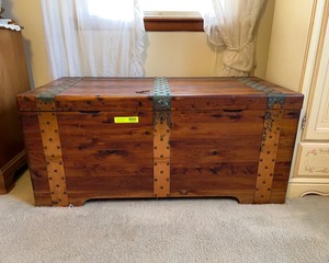 lot 119 image: Cedar Chest