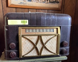 lot 98 image: Antique Radio