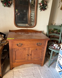lot 129 image: Antique Wash Stand